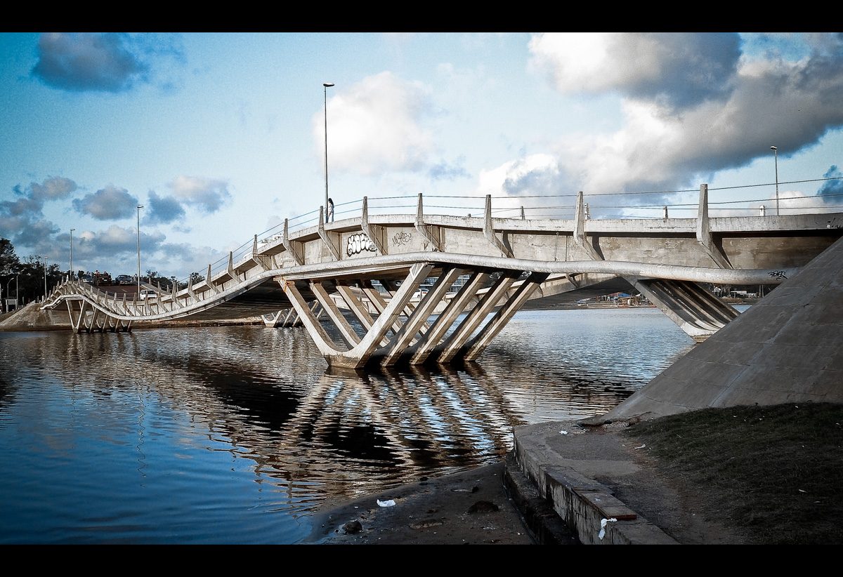 Real view of the undulating Leonel Viera bridge at La Barra