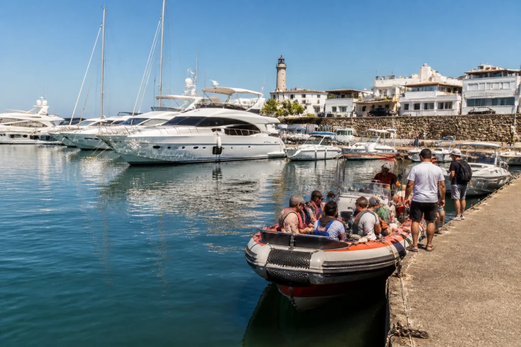 Tour boats and passengers at Puerto Punta del Este marina