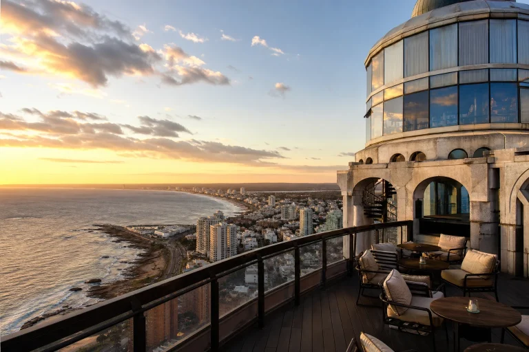 El Torreón and the elevated La Vista restaurant above the Punta del Este coast