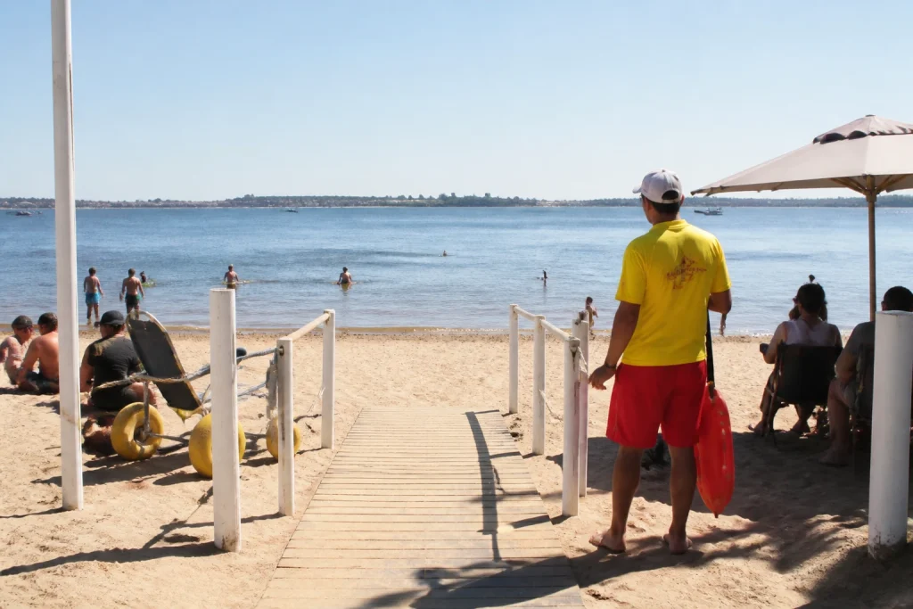 Accessible beach service area at Parada 8 on Playa Mansa in Punta del Este