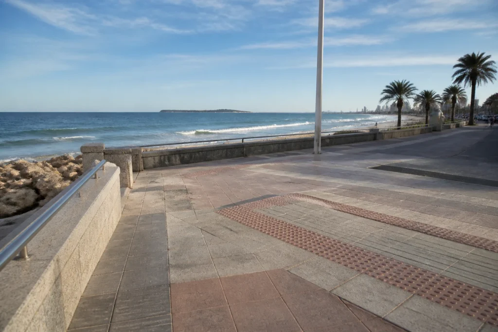 Level seafront route at Paseo de las Américas on Rambla Brava
