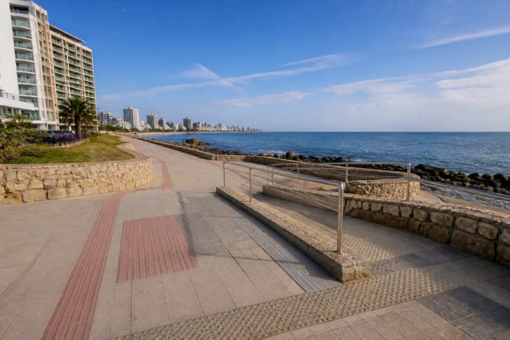 Accessible coastal walkway at Paseo de las Américas in Punta del Este