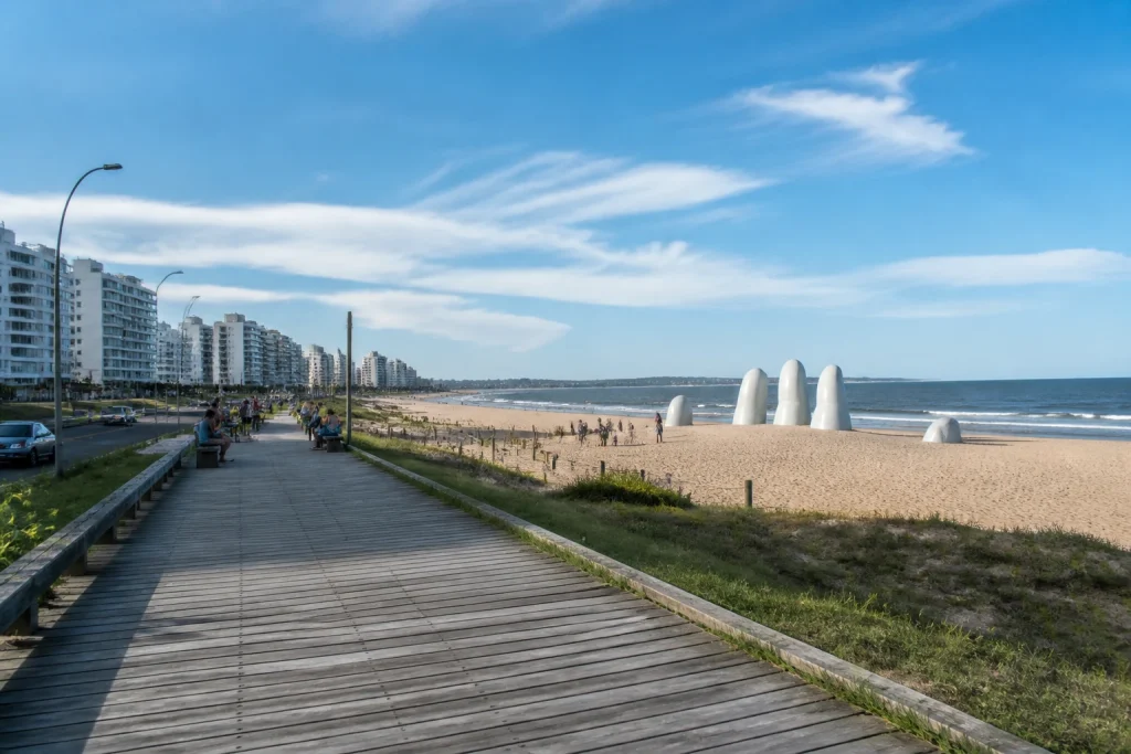 Promenade approach to La Mano at Paseo de las Américas and Playa Brava