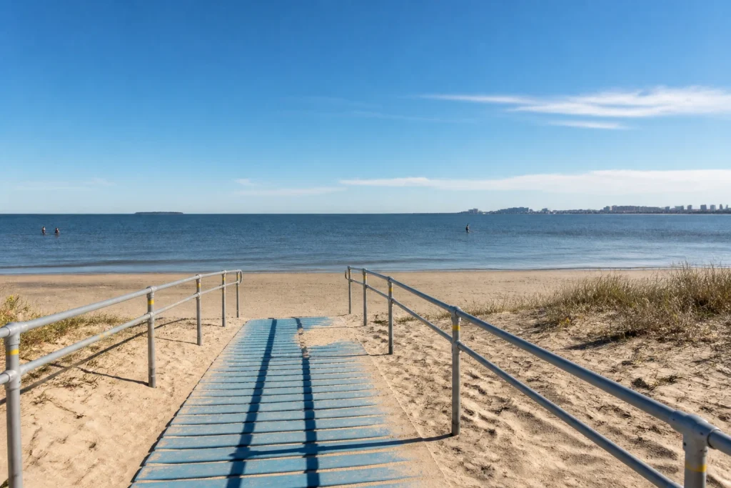 Accessible walkway leading toward the beach at Playa Mansa, Parada 8.