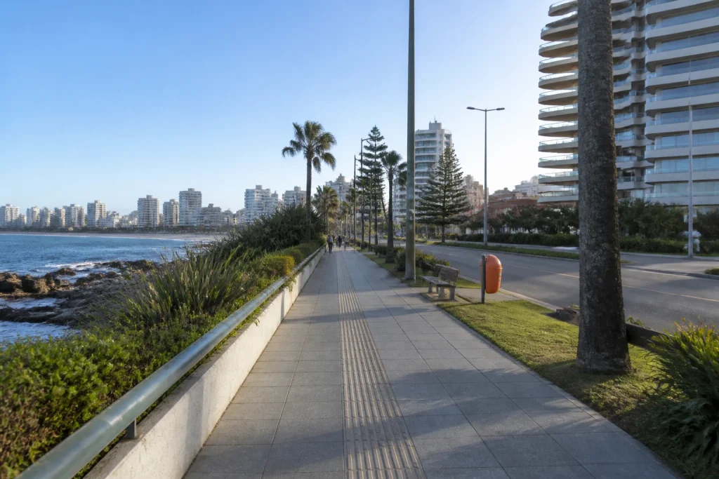 Accessible pedestrian route at Paseo de las Américas in Punta del Este