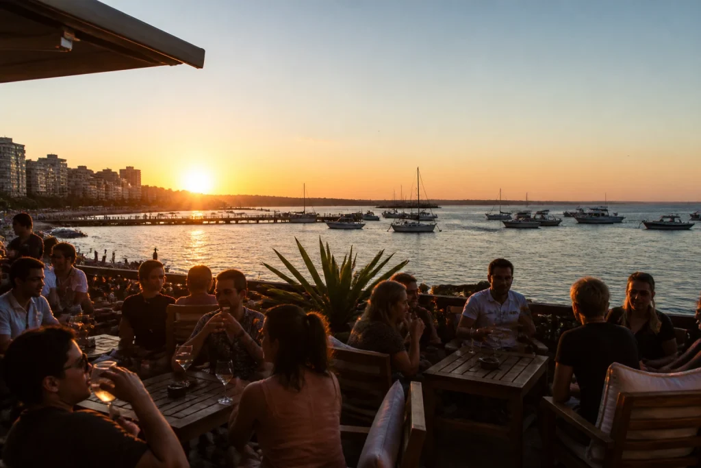 Apero cocktail bar with port views in Punta del Este