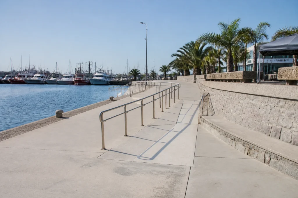 Level waterfront walkway at the Port of Punta del Este