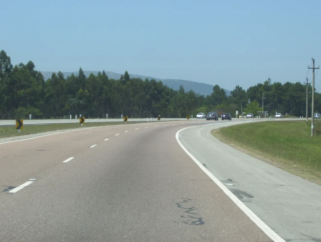 Daylight traffic on the Interbalnearia route toward Punta del Este