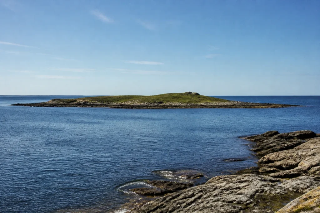Wide coastal view of Isla Gorriti off Punta del Este